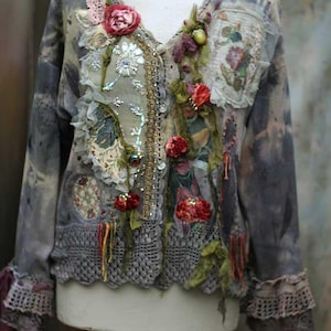 Giacca in maglia di cotone stile boho artistico "Woodland" con stampa ecologica di foglie, dettagli ricamati tinti a mano, perline applicate a mano, stile boho gypsy