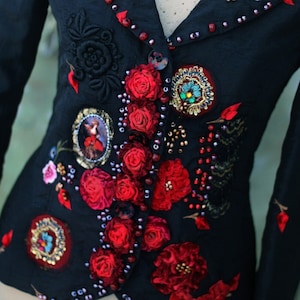 ボヘミアン風のアーティスティックなジャケット「ビクトリアン&ローズ」の刺繍ディテール、黒と赤のジャケット、ビクトリア朝風の小さなジャケット