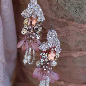 FleursBoheme ビーズイヤリング - 大胆でロマンチックなボヘミアンイヤリング、ハンドビーズのヴィンテージレース