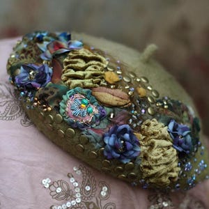 芸術的なボヘミアン刺繍ベレー帽「Fleurs Boheme」ボヘミアンヒッピーハット、刺繍ビーズアクセント、テキスタイルコラージュ