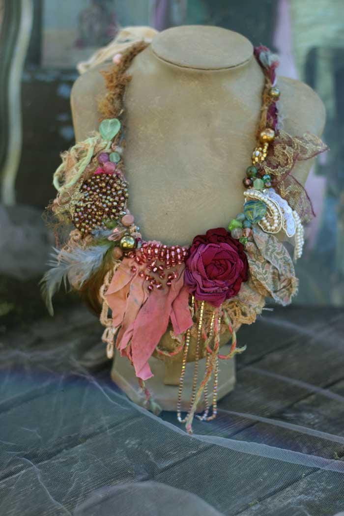 leichte Textil-Kette ""Boho Summer"" mit Vintage-Textilperlen, Fundstücken und Perlen, Bohocollage, handgenäht."