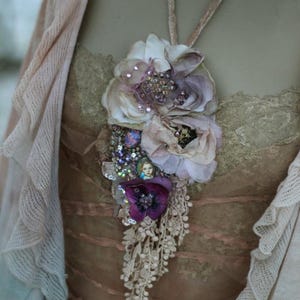 豪華な刺繍の花のペンダント/ブローチ、ボヘミアン風のロマンチックなブローチ、ヴィンテージトリム、ハンドビーズ、ミックスメディア、彼女への贈り物