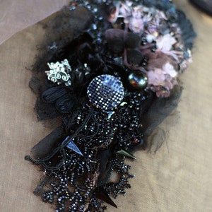 アンティークなトリムとレース、刺繍とビーズ、ミックスメディアが施された「ビクトリア朝」の芸術的な特大ペンダントネックレス/ブローチ
