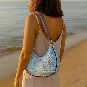 Mini bolso de hombro en forma de media luna / Bolso de algodón ético hecho a mano, correas ajustables / Regalo para profesor/a