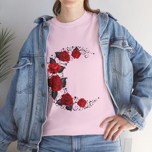 Camiseta de algodão pesado unissex com letra inicial floral C, camisa casual, presente para ela, vestuário personalizado, moda primavera, presente de aniversário