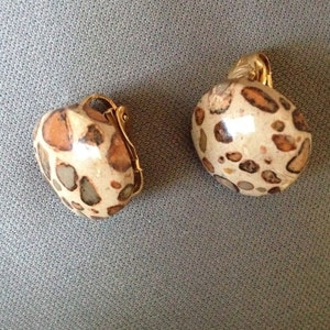 Stone clip-on earrings in tan and rust tones