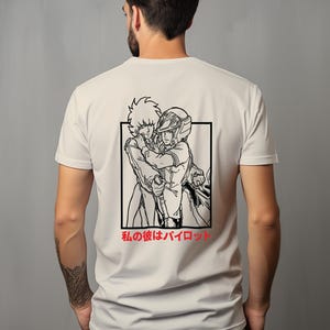 Camiseta gráfica unisex de Macross "Mi novio es piloto", diseño suave, delantera y trasera.