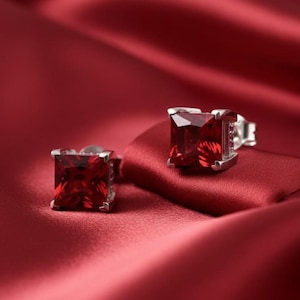 Brinco solitário de rubi vermelho, brinco minimalista de diamante com lapidação princesa, brincos artesanais de prata esterlina para mulheres, brinco de pino com fecho de pressão