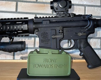 Claymore-Inspired Rifle Display Stand for AR-15/M4