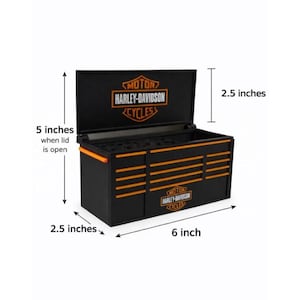 Może przedstawiać: Czarna i pomarańczowa skrzynka narzędziowa Harley-Davidson z otwartą pokrywą. Skrzynka ma 15,2 cm długości, 6,4 cm szerokości i 12,7 cm wysokości z otwartą pokrywą. Logo Harley-Davidson jest wyświetlane na pokrywie i z przodu.