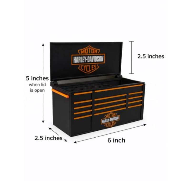 Może przedstawiać: Czarna i pomarańczowa skrzynka narzędziowa Harley-Davidson z otwartą pokrywą. Skrzynka ma 15,2 cm długości, 6,4 cm szerokości i 12,7 cm wysokości z otwartą pokrywą. Logo Harley-Davidson jest wyświetlane na pokrywie i z przodu.