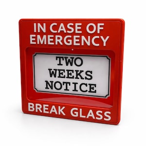 Könnte beinhalten: Ein rotes rechteckiges Schild mit weißem Text. Oben steht "IN CASE OF EMERGENCY", unten "BREAK GLASS". In der Mitte befindet sich ein weißes Rechteck mit den Worten "TWO WEEKS NOTICE".