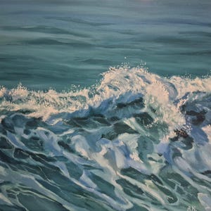 Puede incluir: Una pintura al óleo de una ola oceánica rompiendo con tonos de azul verdoso profundo, turquesa y espuma de mar blanca. El agua muestra un movimiento fluido y reflejos de luz en la superficie. Las iniciales A.K. son visibles en la esquina inferior derecha.