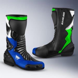 Könnte beinhalten: Paar schwarze und blaue Motorradstiefel mit grünen und weißen Akzenten. Auf den Stiefeln steht "RIVALION". Die Stiefel haben eine blaue Spitze und ein weißes Logo. Sportliches Design für Schutz und Stil.