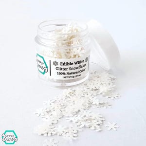 Fiocchi di neve glitterati bianchi naturali e commestibili: decorazioni per torte senza coloranti e vegane.