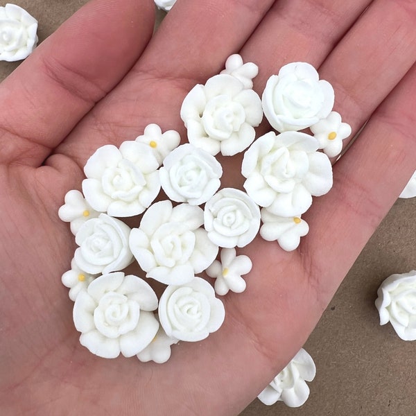30 White Icing Flowers  - Wedding Favors - Royal Icing Flowers - White Flowers - White Icing Roses - White Sugar Flowers - Cupcake Toppers