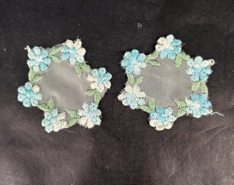 Embroidered Blue Flowers w Mesh Center Doily / Dollhouse Miniature 1950 vc140