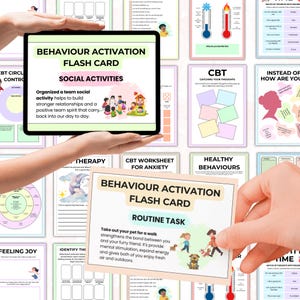 K&ouml;nnte beinhalten: Eine Sammlung von Karteikarten und ein Tablet mit Informationen zur KVT (Kognitive Verhaltenstherapie). Die Karteikarten zeigen Text und Illustrationen zu sozialen Aktivit&auml;ten, Routineaufgaben und gesundem Verhalten. Das Tablet zeigt eine Karteikarte &uuml;ber soziale Aktivit&auml;ten.