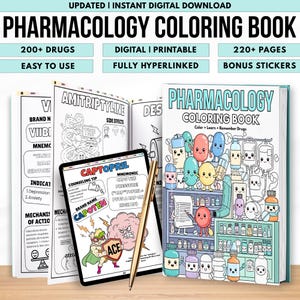 Puede incluir: Un libro para colorear de farmacología con el título "Pharmacology Coloring Book" y el texto "Color, Learn, Remember Drugs". El libro está abierto para mostrar las páginas interiores, una tableta y un bolígrafo. La portada presenta ilustraciones de dibujos animados de botellas de medicamentos y bolsas intravenosas.