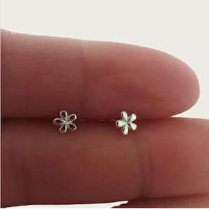 0.8mm Flower earrings,Cartilage Earring  Helix Earring Helix Piercing Cartilage stud Cartilage Piercing,silver stud Earring.