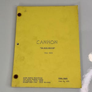 Peut inclure: Un script jaune intitulé "CANNON" avec le titre de l'épisode "THE WRONG MEDICINE". Le script comprend le numéro de production, l'adresse de la société de production à Los Angeles et la date du 23 juin 1975. Le script est maintenu par deux attaches marron.