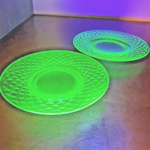 2pcs Imperial Diamond Vaseline Uranium Depression Glass Plate 6 inch Side Plates UV Glow Geiger Tested