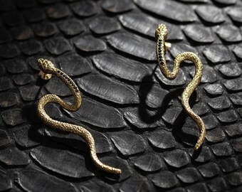 Gold Snake Drop Earring – 925 Sterling Silver Serpent Stud – Curved Statement Reptile Jewelry – Edgy Symbolic Gift for Her