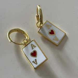 Pendientes de naipe As de Corazones, pendientes colgantes esmaltados bañados en oro, joyería de la suerte, regalo único inspirado en el póker de casino para ella.