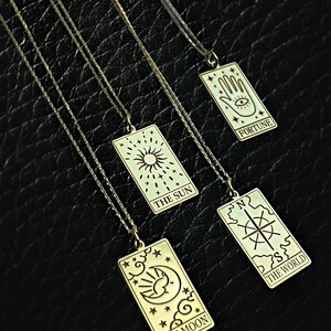 Conjunto de colar com cartas de tarô, pingentes de sol, lua, estrela e fortuna, joias místicas douradas, presente com pingente celestial para ela, visual boho em camadas
