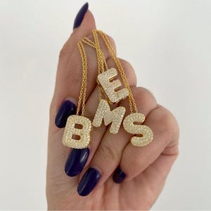 Collar con inicial personalizado y circonitas brillantes, colgante con letras del alfabeto en negrita bañado en oro, regalo de joyería personalizado para ella o para él.