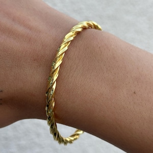 Gold Twisted Bangle Bracelet – Chunky Spiral Cuff – Bold Statement Bracelet for Women – Elegant Gold Plated Bracelet – Minimalist Jewelry