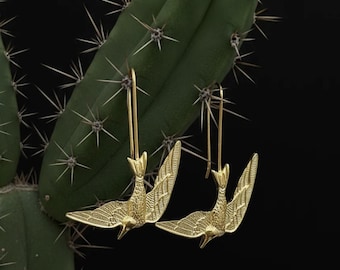 Pendientes colgantes de pájaro chapados en oro - Elegante joyería de pájaro en vuelo - Accesorio ligero hecho a mano para mujer - Pendientes bohemios con temática de pájaro