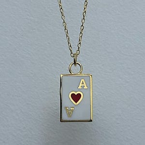 Collar de As de Corazones en Oro, Colgante de Naipe para la Suerte y el Amor, Joya Única Inspirada en el Póker, Regalo para Amantes de las Cartas
