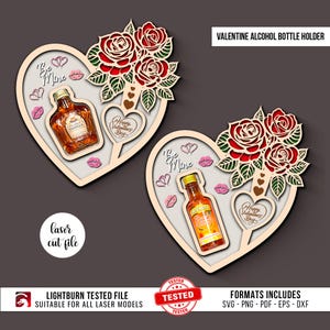 Może przedstawiać: Uchwyty na butelki z alkoholem na Walentynki. Laserowo wycięte drewniane wzory w kształcie serca z czerwonymi różami, napisami "Be Mine" i "Happy Valentine's Day". Jeden trzyma butelkę Crown Royal Vanilla, drugi butelkę Smirnoff Peach.