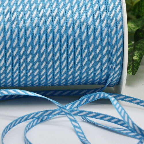 Cinta de rayas azules y blancas de 1/8" de ancho, cortada a medida.