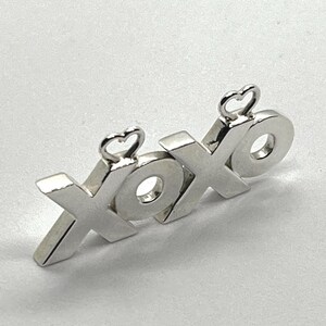 XOXO Anhänger Halskette aus anlaufgeschütztem 925er Silber – herzliches Design an Sterlingsilberkette – extravaganter, romantischer Schmuck – Luxus