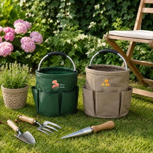 Puede incluir: Dos bolsas de jard&iacute;n cil&iacute;ndricas con asas plateadas y bolsillos exteriores. La bolsa verde oscuro tiene un gr&aacute;fico de flor naranja y el texto "Selina's Garden", mientras que la beige muestra una flor amarilla y "Mom's Garden".