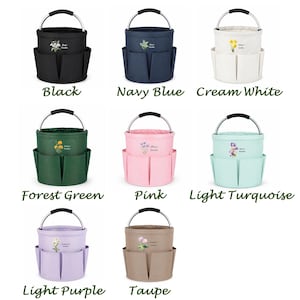 Puede incluir: Una colecci&oacute;n de nueve organizadores cil&iacute;ndricos para herramientas de jard&iacute;n en negro, azul marino, blanco crema, verde bosque, rosa, turquesa claro, morado claro y topo. Cada uno tiene un asa met&aacute;lica con agarre negro y bolsillos.