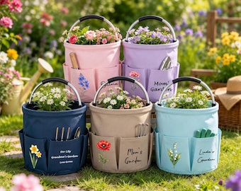 Puede incluir: Cinco bolsas cilíndricas de tela para herramientas de jardín con asas de metal, cada una con bolsillos exteriores, ilustraciones florales y textos personalizados como 'For Lily Grandma's Garden', 'Olivia', 'Mom's Garden' y 'Linda's Garden'.