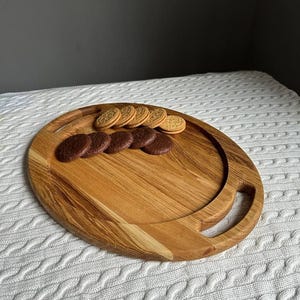 Handcrafted Oak Oval Serving Tray - Elegant Wooden Platter for Snacks and Drinks - Durable and Stylish Home Decor - Circular Center Design