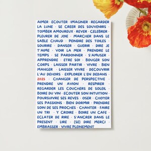 Peut inclure: Une carte blanche avec du texte bleu listant une série de verbes et de noms en français. Le texte est disposé en colonne verticale et comprend l'année 2025.