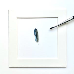 Tekening veer van een Vlaamse gaai - originele 2 x 2 cm tiny Bird Art aquarel tekenen met passe-partout 10 x 10 cm - handgetekende kunst