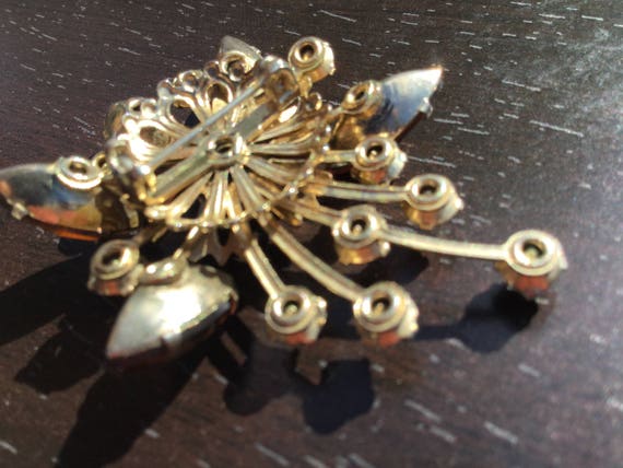 Vintage Unmarked Gold Tone Brooch Auburn Marquise… - image 2