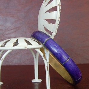 Vintage Unmarked Classic Brass Bangle Bracelet Vibrant Cobalt Blue Violet Blue Lapis Color Statement Jewelry