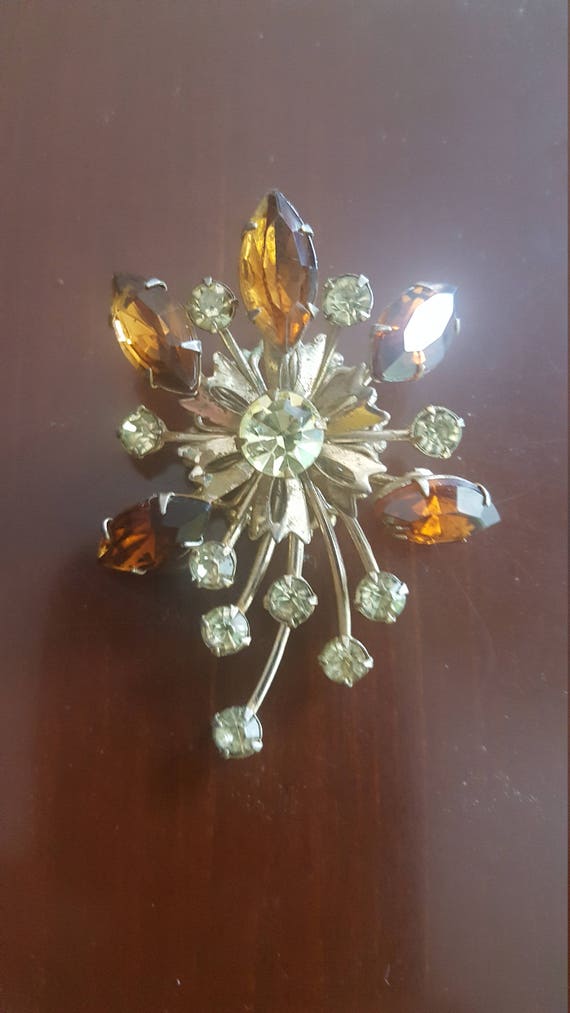 Vintage Unmarked Gold Tone Brooch Auburn Marquise… - image 1