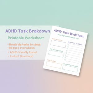 Peut inclure: Une tasse en céramique blanche avec une anse noire et l'inscription "But First, Coffee" en noir, dans une police manuscrite. La tasse est posée sur une surface blanche.