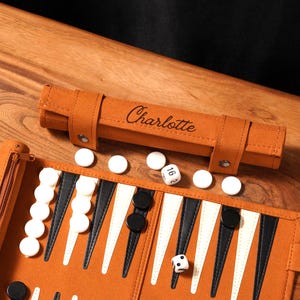 Personligt backgammonset i brunt läder, eget namn, backgammonspel, lyxgåva till honom, present till marskalkar, nyårspresent, tillbaka till skolan