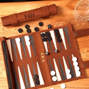 Personalisierte Leder Reise Backgammon Set Benutzerdefinierte tragbare Brettspiel Reise Backgammon für Spielliebhaber Frühlingsgeschenk für ihn - Geschenkbox