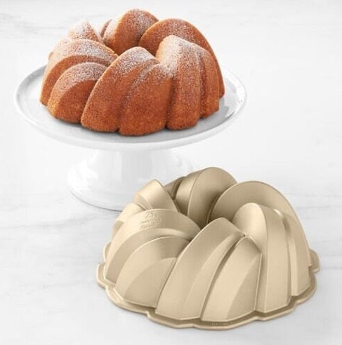 Nordic Ware Original Bundt 12 x 10 13/16 x 4 1/2 Non-Stick Cast Aluminum  Fluted Bundt Cake Pan - 15 Cup Capacity 50012