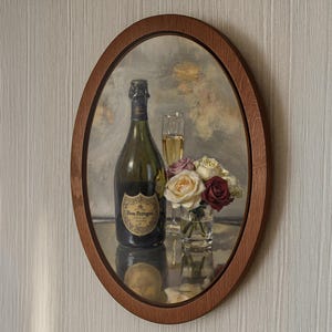 Arte mural de bodegón con champán en marco de madera, con una romántica botella vintage y rosas impresas en panel de madera natural.